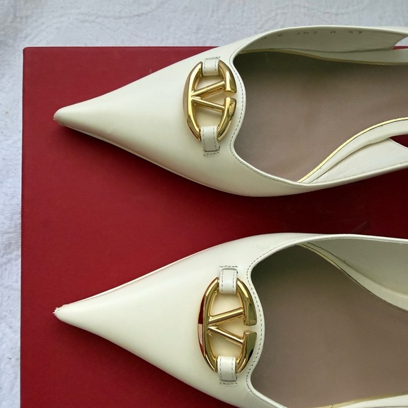 Valentino Women's Cream and Gold Pointed Heels - Picture 9 of 17